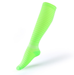 Nouveau design CoolMax Nylon 15-20 Mmhg Athletic Sports Chaussettes <span class=keywords><strong>de</strong></span> compression à rayures serrées - Product Image 4