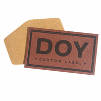 Fournisseur d'étiquettes d'étiquettes de vêtements Écussons en cuir PU de jeans à la mode personnalisés avec logo en relief