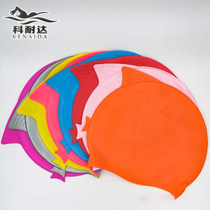 Gorro de natación con forma de pez para niños, protección para los oídos de silicona de color sólido para uso en piscinas para niños - Product Image 2