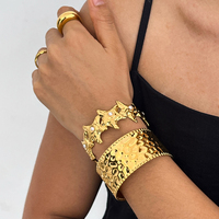 J & D Femmes Bold Minimalist Luxe Bracelet manchette en plaqué or 18 carats avec perle de verre Étoile de mer Bijoux empilables