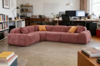 Canapé modulaire incurvé en forme de L, rembourré en velours rouge rose, compressé, adapté aux écoles et aux bureaux, avec des coussins contrastés orange