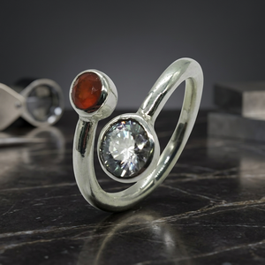 Anillo minimalista de plata 925 con ónix rojo y circonita cúbica engastada en bisel para uso diario. - Product Image 2