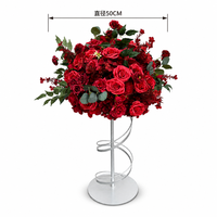 Arrangement floral artificiel de roses rouges bordeaux avec feuillage d'eucalyptus pour centre de table de mariage et décoration d'allée d'événements