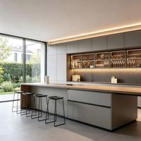 Meuble de cuisine moderne et minimaliste avec îlot en bois, vitrine LED, bordure en verre de qualité ENF, emballage KDPacking