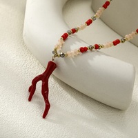 Collier Bohème Tendance en Laiton Plaqué Or avec Perles en Résine Acrylique et Pierres Naturelles, Corail Ivoire, Idéal pour la Plage et le Bord de Mer