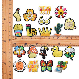 Breloques et épingles pour chaussures Croc, motif tournesol lumineux d'été avec lunettes de soleil - Product Image 3