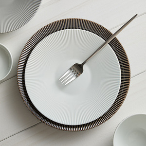 Plato de Porcelana Cerámica Serie Moore con Incrustaciones Doradas, Apto para Microondas, Diseño Nórdico, Personalizable para Alojamientos Turísticos - Product Image 3