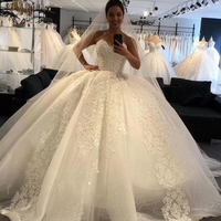 Robe de mariée moderne élégante sans manches, coupe princesse, décolleté cœur, traîne chapelle