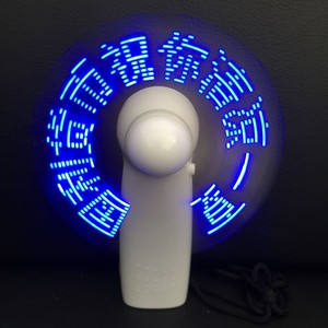 พัดลมมินิแบบชาร์จไฟได้พร้อมไฟกระพริบแสดงข้อความ มอเตอร์ดีซี ใช้พลังงานจากแบตเตอรี่ พกพาสะดวก สวมใส่ได้ - Product Image 1