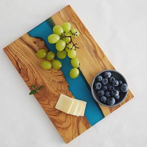 Planche à découper et à servir en bois d'olivier de luxe avec résine époxy bleue pour charcuterie, fromage, fruits - Product Image 5
