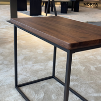 Table basse NORYA moderne en noyer massif avec structure de support géométrique distinctive pour salon, meubles en bois de noyer