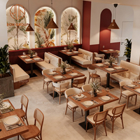 Ensemble de mobilier moderne pour hôtel, restaurant, café, fast-food : table carrée en bois et cuir, chaises, banquette et sièges de type canapé pour cafétéria