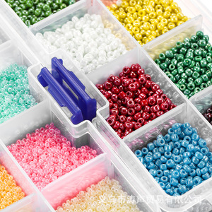 ลูกปัดแก้วขนาด 2 มม. 1800 ชิ้น x 8 สี สำหรับทำเครื่องประดับ DIY อุปกรณ์งานฝีมือ รูปทรงกลม ชุดลูกปัดแบบหลวม - Product Image 2