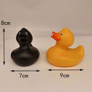 Vente en gros de jouets de bain pour bébés, canard noir géant en caoutchouc souple de 3 pouces, avec son, couleur unie, pour jouer dans l'eau - Product Image 4