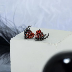 Diseño de moda Retro estilo Punk exagerado personalidad de Halloween corazón rojo oscuro garra fantasma colgante pendientes - Product Image 4
