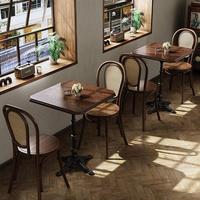 Ensemble table et chaises bistrot vintage du milieu du siècle en bois massif et rotin pour restaurants, cafés et services de desserts/vins