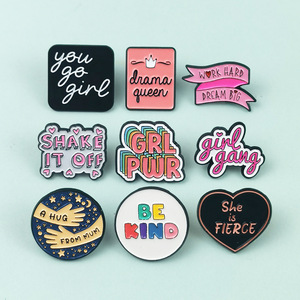 女の子はお母さんのブローチからハグになるクリエイティブピンクフェミニストエナメルラペルピン - Product Image 2