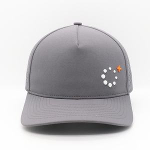Gorra Deportiva de Béisbol Personalizada de Alta Calidad al por Mayor, Gorra Snapback de 5 Paneles con Bordado y Orificios Cortados con Láser, Tela Impermeable - Product Image 1