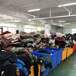 Balles de vêtements d'occasion mixtes pour enfants de qualité A + Vêtements vintage d'occasion pour homme - Product Image 4