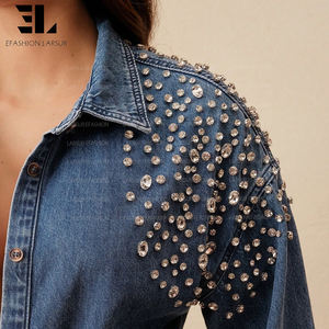 लार्सुर कस्टम फैक्ट्री में लगी जेम शॉकेट डेनिम जैकेट का दर्द धोने का बटन ऊपर की शर्ट पहने महिला - Product Image 3