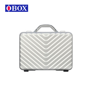 กระเป๋าเอกสารอลูมิเนียมอัลลอยด์ Obox ขนาด 16 นิ้ว สีเงิน พร้อมหูหิ้วและล้อ สำหรับใช้ในสำนักงาน - Product Image 5