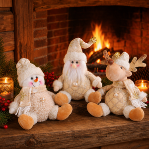 Weihnachtliche Plüsch-Hängeornamente: Set aus Weihnachtsmann, Schneemann und Rentier, Gestrickte Plüschpuppen als Weihnachtsbaumschmuck im Großhandel - Product Image 1
