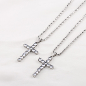 สร้อยคอรูปกากบาท ไทเทเนียมสตีล ประดับเพชรซิร์คอน สำหรับทุกเพศ ใส่ได้ทุกวัน ดีไซน์ทรงเรขาคณิต - Product Image 2