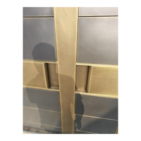 Porte coulissante horizontale sur mesure en laiton massif de qualité supérieure, finition or antique, design élégant et minimaliste, pour cour moderne et villa.