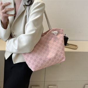 中国网上市场批发产品2025夏季手提包沙滩包女式肩包2025趋势女士奢华手袋 - Product Image 1