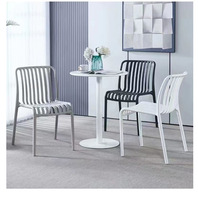 Chaise de salle à manger d'extérieur en plastique empilable, à rayures verticales ajourées, avec accoudoirs et dossier, pour B&B, restaurants, loisirs et plage