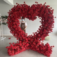 Arche florale en soie en forme de cœur de rose rouge 3D réaliste et luxueuse, faite à la main, pour la décoration de scène de demande en mariage romantique