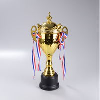 Trophée à double poignée finition miroir prêt à être expédié avec ruban pour événements sportifs scolaires
