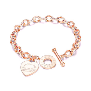 Bracciale con ciondolo a cuore inciso in 3 colori, bracciale a catena in acciaio inossidabile con chiusura a T per donna - Product Image 2