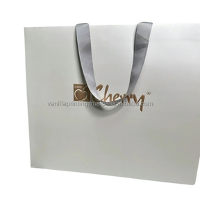 Bolsas de papel de moda con estampado en relieve 3D personalizado con asa de cinta, bolsas de compras de gama alta para ropa - Product Image 1