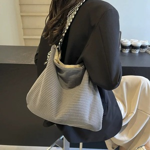 Sac à bandoulière pour <span class=keywords><strong>femme</strong></span> en velours côtelé, grand espace, simple et tendance, idéal pour le shopping, collection Sunday Best 2026, durable et fiable - Product Image 4
