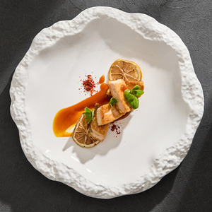 Plato de Cerámica Poco Profundo con Borde de Estilo Occidental, Diseño de Roca, para Servir Ensaladas y Frutas, para Hogar u Hotel, Bandeja Redonda Blanca - Product Image 1