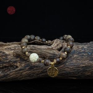 Pulsera de Agarwood Fino con Cuentas de 6mm, Adornada con Dijes de Oro y Acentos de Gemas Tibetanas, Estilo 10, Joyería Elegante - Product Image 3