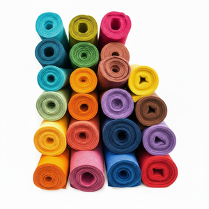 Hojas de fieltro de poliéster no tejido de alta calidad, tela perforada con aguja PET de poliéster rígido - Product Image 1