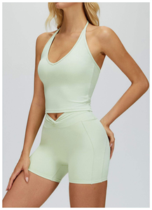 Ensemble de sport et de yoga pour femme, grande taille, avec logo personnalisé, short et soutien-gorge à taille contrastante, coupe en V et effet froncé aux fesses - Product Image 2