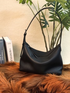 复古真皮轻质防水女式单肩包大容量斜挎包流浪汉风格单肩带拉链闭合 - Product Image 3