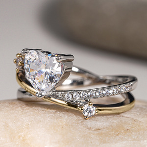 Anello a due toni a forma di cuore per donna, gioiello da dito dolce ed elegante alla moda - Product Image 6