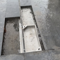 Système de drainage extérieur en béton polymère résistant aux intempéries avec couvercle en acier inoxydable pour aménagement paysager public