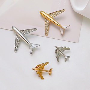 Broche de solapa con diseño de avión 3D chapado en oro, recuerdo de aerolínea, para bodas y compromisos, de Diamond Craft - Product Image 1