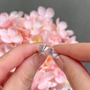 Anillo de Diamantes de Color Amarillo Corte Radiante de 0.45 Quilates en Oro de 18K, Color Morado Rosado Púrpura, en Oferta - Product Image 3