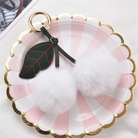 Vente en gros de boule bouffante colorée en peluche d'affaires de créateur Porte-clés à pompon en peluche en fausse fourrure rose pour femmes et filles