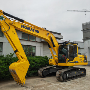 Excavadora Versátil Komatsu PC200-8 Usada y Asequible, Lista para Múltiples Accesorios, con Acoplador Rápido Instalado - Product Image 1