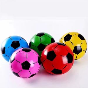 Ballon de football gonflable en PVC blanc et bleu personnalisé pour l'intérieur et l'extérieur, idéal pour jouer - Product Image 2