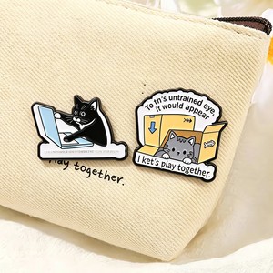 Si la façon dont vous vous critiquerz vous-même vous fait gagner en efficacité, broche en émail « Faire semblant de travailler à l'insu des non-initiés », humorisme de bureau, broche chat, badge bijou - Product Image 1