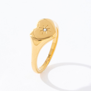 Anillo de Acero Inoxidable con Baño de Oro de 18k, Diseño de Corazón y Zirconia, Venta al por Mayor para Regalo de Boda o Compromiso - Product Image 4
