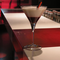 Comptoir de bar de luxe personnalisé pour villa rouge blanc Surface solide Pièce Station de bar et comptoir Comptoir de bar en cristal